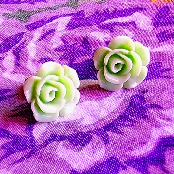 COPY - Fashion Resin Stud Flower Earrings 🌱 EUC - Picture 5 of 8
